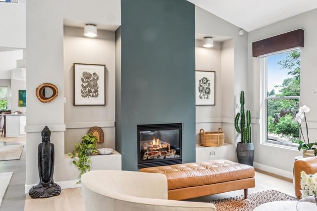 2005 TUNNEL RD, Oakland CA: https://media.crmls.org/mediaz/b9f0bcdd-ff6c-4d63-8980-c8d5d398b125.jpg