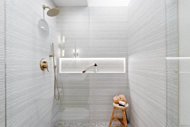 1617 Blossom Field Way, Encinitas CA: https://media.crmls.org/mediaz/b9f0c044-7126-4c91-9b4d-98a9280379b7.jpg