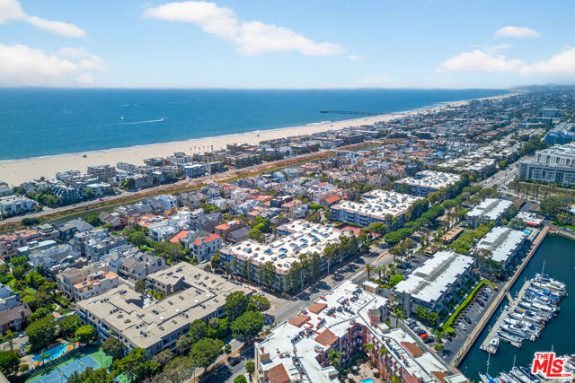 311 Bora Bora Way, Marina del Rey CA: https://media.crmls.org/mediaz/b9f11746-858d-4e05-8bee-f9d33cd23604.jpg