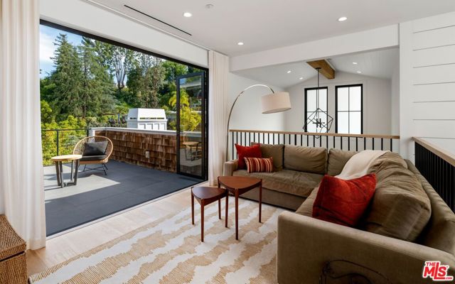 16101 Royal Mount Drive, Encino CA: https://media.crmls.org/mediaz/b9f161c9-9808-4862-a1b4-0376af1c77b8.jpg