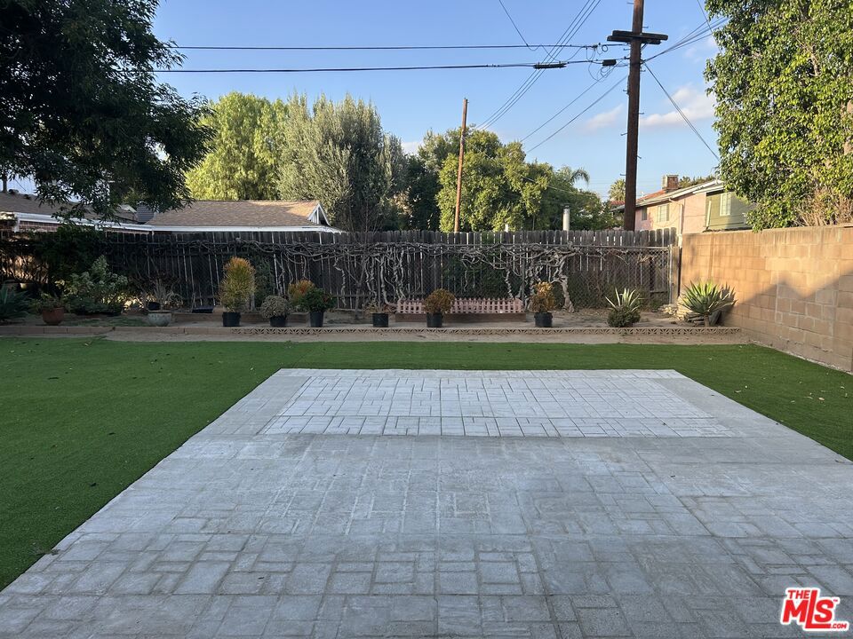 https://media.crmls.org/mediaz/b9f24b78-e889-4871-9085-8dce6cbc9fb1.jpg?preset=X-Large