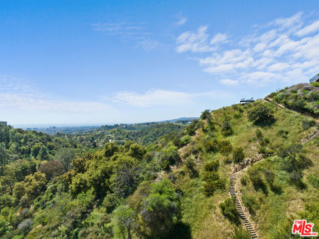 2207 Bowmont Drive, Beverly Hills CA: https://media.crmls.org/mediaz/b9f32412-6bc9-47be-a67c-14144ed3e7a7.jpg