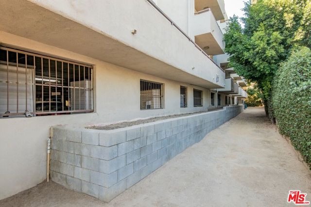 4702 Fulton Avenue, Sherman Oaks CA: https://media.crmls.org/mediaz/b9f36344-ea85-4092-bd27-b69dd38d6e18.jpg