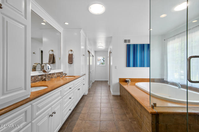 4498 Rayburn Street, Westlake Village CA: https://media.crmls.org/mediaz/b9f3901b-fd01-4a02-9e02-9c0d63aa09b3.jpg