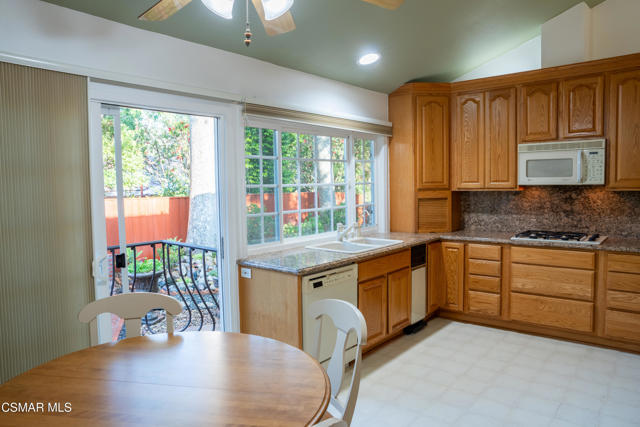 1694 Margate Place, Westlake Village CA: https://media.crmls.org/mediaz/b9f49952-bc81-4516-a3b8-5b88b9049452.jpg
