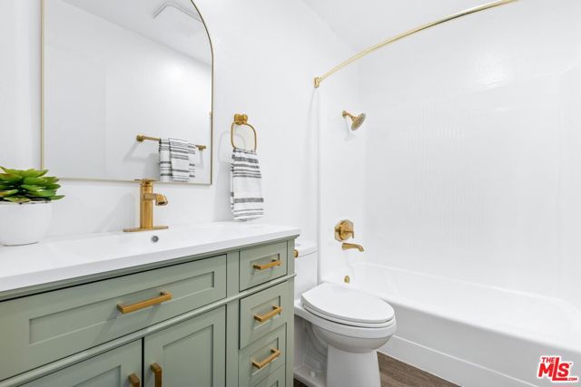20134 Leadwell Street, Winnetka CA: https://media.crmls.org/mediaz/b9f4abdc-35dd-4076-b068-79075fe4b505.jpg