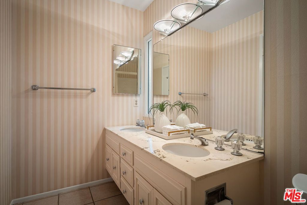 https://media.crmls.org/mediaz/b9f6460d-cda0-44a8-a56a-35a059c13c6d.jpg?preset=X-Large