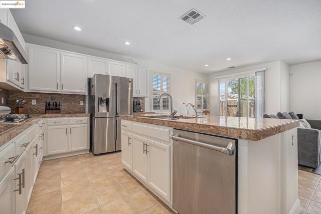 140 Ridge Crest Ct, Oakley CA: https://media.crmls.org/mediaz/b9f666b6-5b93-47c7-b35c-bba79552cde7.jpg