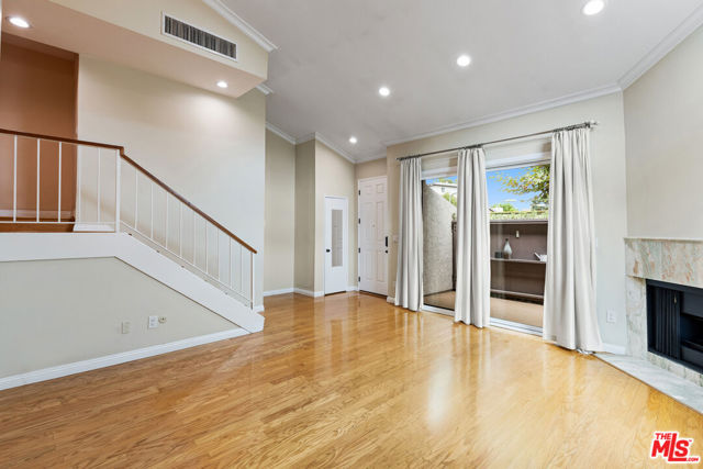 15137 Magnolia Boulevard, A photo 3