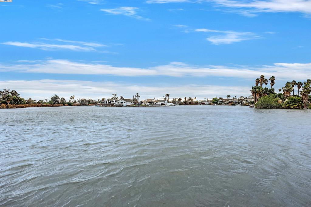 https://media.crmls.org/mediaz/b9f82fe9-c3b6-4361-ab47-9722576b864d.jpg?preset=X-Large