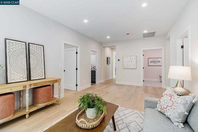 945 Yorkshire Ct, Lafayette CA: https://media.crmls.org/mediaz/b9f8df5c-7561-4ff0-b9c1-d1217d8fe159.jpg
