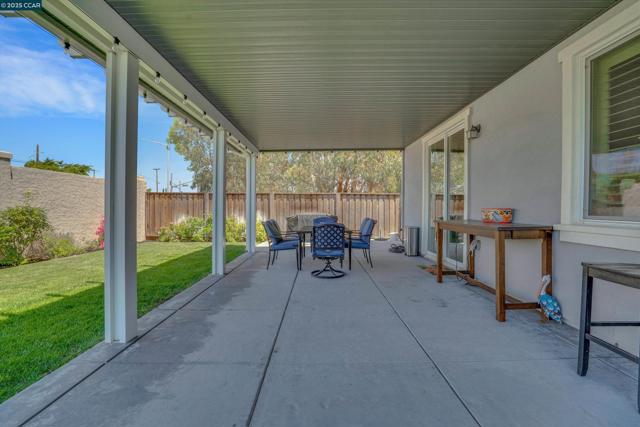 38 Pato Ct, Oakley CA: https://media.crmls.org/mediaz/b9f993f9-186e-4619-85d5-3646db751a69.jpg