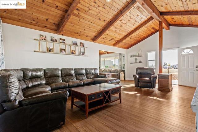 3164 Bixler Rd, Brentwood CA: https://media.crmls.org/mediaz/b9f9ad7c-2b5e-489e-949c-5804b9fb9e39.jpg