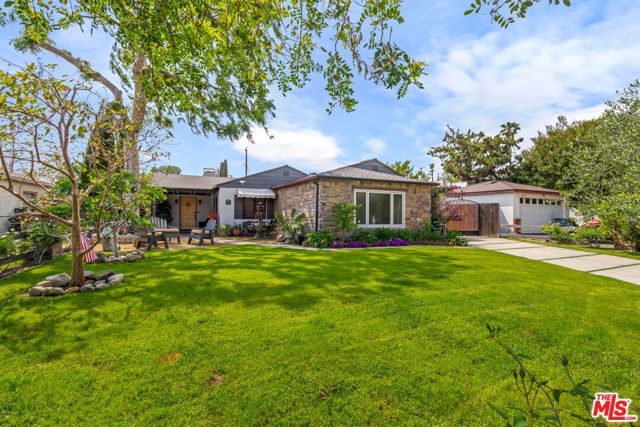 521 S Parish Place, Burbank CA: https://media.crmls.org/mediaz/b9f9b08a-c6c3-4415-9189-c0b4468e275f.jpg