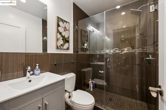 1537 Revere AVE, San Francisco CA: https://media.crmls.org/mediaz/b9f9b438-c92d-4e53-8ebe-8e25fd8728f1.jpg