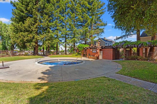 35 Leonard Ct, Alameda CA: https://media.crmls.org/mediaz/b9f9b6ce-efa8-419b-82c7-a0b6ae60143a.jpg