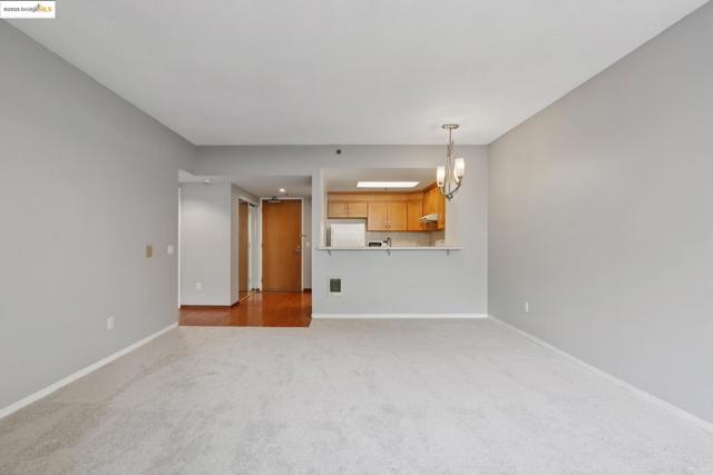 988 Franklin, Oakland CA: https://media.crmls.org/mediaz/b9f9c9f7-83df-4328-acc8-e791d70d3580.jpg