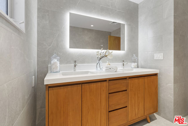 12815 Sarah Street, Studio City CA: https://media.crmls.org/mediaz/b9f9ebe8-cb01-4da2-b639-e61088570b6c.jpg