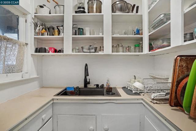 2006 Parker St, Berkeley CA: https://media.crmls.org/mediaz/b9fa18e0-e40d-4857-94ff-e371453029ff.jpg