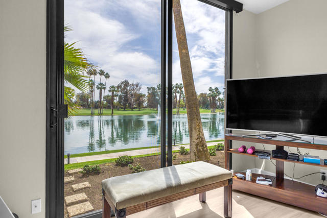 910 Island Drive, Rancho Mirage CA: https://media.crmls.org/mediaz/b9fa5e50-b0eb-4ddb-9cd4-c426a40684a0.jpg