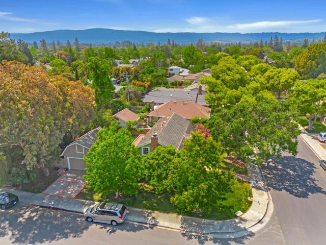 632 Saint Claire Drive, Palo Alto CA: https://media.crmls.org/mediaz/b9fa97a7-339c-4a35-9ba6-8ce19c61c7e7.jpg