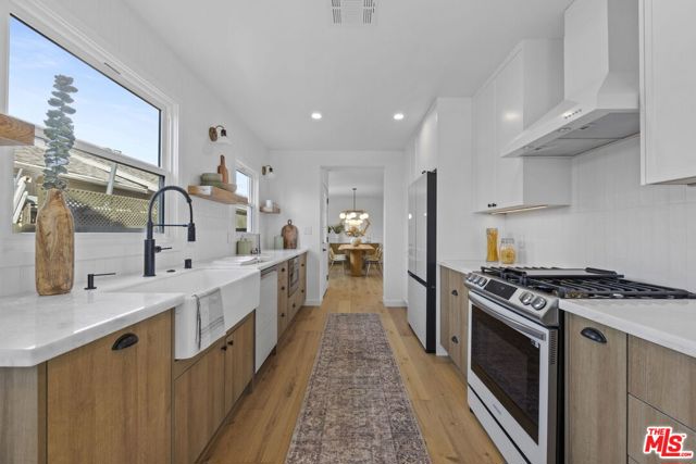 3908 Bentley Avenue, Culver City CA: https://media.crmls.org/mediaz/b9fac535-5043-474d-8316-986583df7e90.jpg