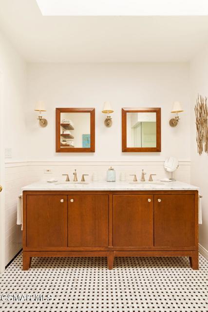 4658 Del Moreno Drive, Woodland Hills CA: https://media.crmls.org/mediaz/b9fb0b10-8035-4575-914f-2d5a1bec2175.jpg