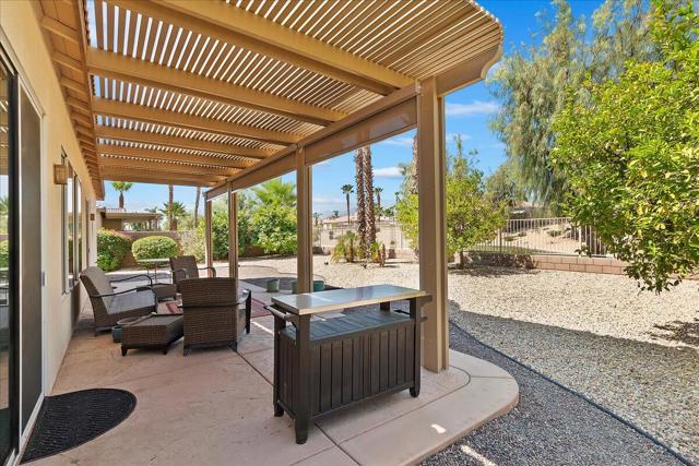 43539 Corte Del Oro, La Quinta CA: https://media.crmls.org/mediaz/b9fb25ad-5b2f-4ca3-aba6-540af2cd080c.jpg