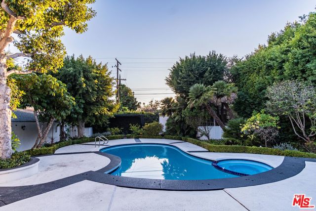 619 N RODEO Drive, Beverly Hills CA: https://media.crmls.org/mediaz/b9fb571f-73c0-4496-a9f2-6bd3818fecf5.jpg