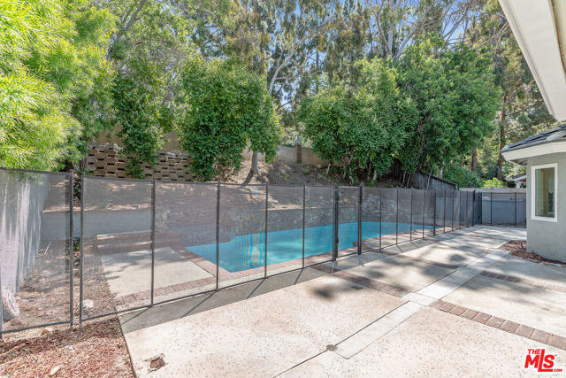 19 Rippling, Irvine CA: https://media.crmls.org/mediaz/b9fb9d12-f4dc-4f8e-9384-a8d97845ae91.jpg