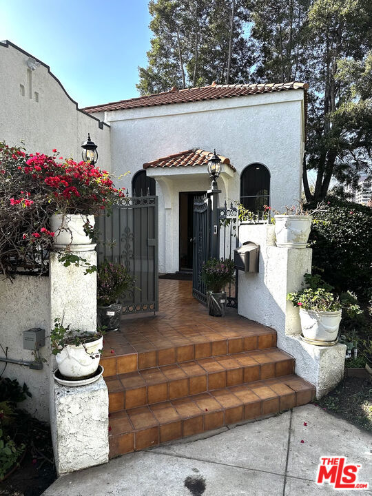 10736 Ashton Avenue, Los Angeles CA: https://media.crmls.org/mediaz/b9fbc4d4-9000-415d-881c-4c841df53f23.jpg