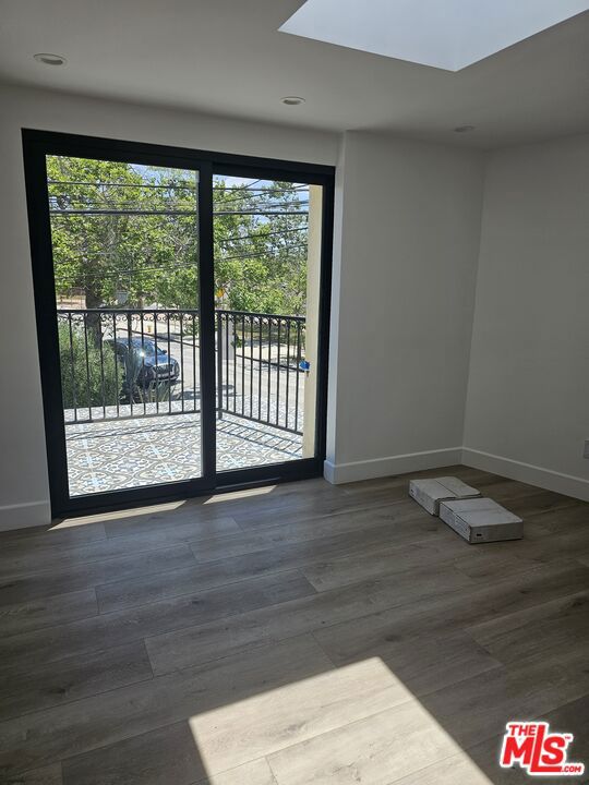 5247 1/2 W 9th Street, Los Angeles CA: https://media.crmls.org/mediaz/b9fbeee5-7704-4c6e-8696-29d686045f7a.jpg