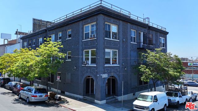 1000 S Grand View Street, Los Angeles CA: https://media.crmls.org/mediaz/b9fc1a8e-889d-4650-976d-41f19e258905.jpg