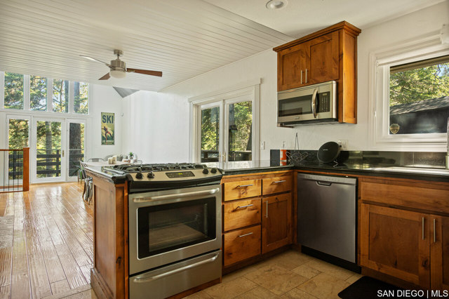 147 State Highway 173, Lake Arrowhead CA: https://media.crmls.org/mediaz/b9fcc834-5cf1-469f-bfa7-cd2112fbb583.jpg