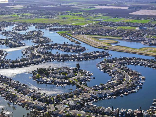 5106 Cabrillo Pt, Discovery Bay CA: https://media.crmls.org/mediaz/b9fd1b11-6715-4651-a395-54670ee1dc87.jpg