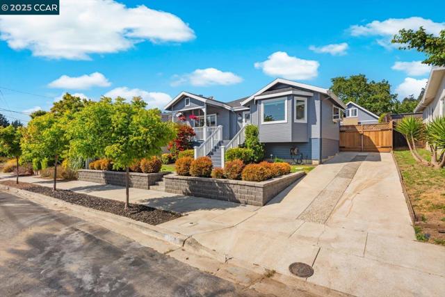 708 Pomona Ave, El Cerrito CA: https://media.crmls.org/mediaz/b9fd4370-078e-4db0-8c5c-05e9773018c3.jpg