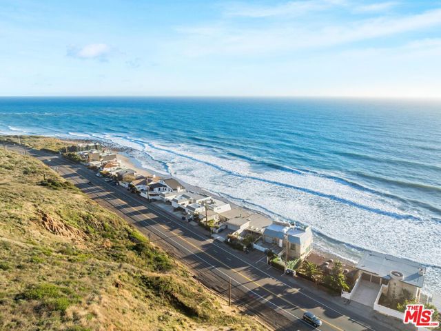 43000 Pacific Coast Highway, Malibu CA: https://media.crmls.org/mediaz/b9fd6942-4aa0-48d1-870a-5eb7a75e7da1.jpg