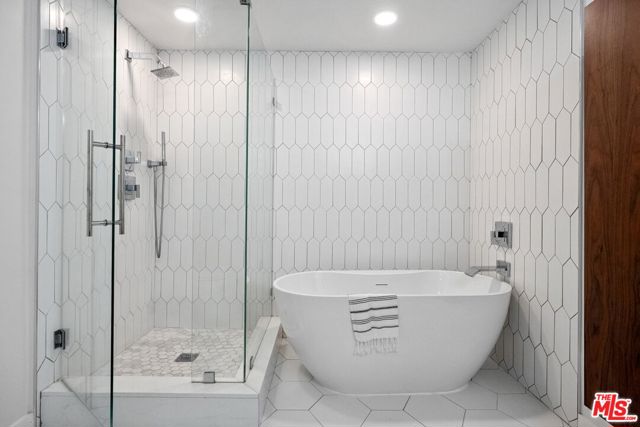 140 Ocean Park Boulevard, Santa Monica CA: https://media.crmls.org/mediaz/b9fda1b2-326d-44d9-b079-686caee8c749.jpg