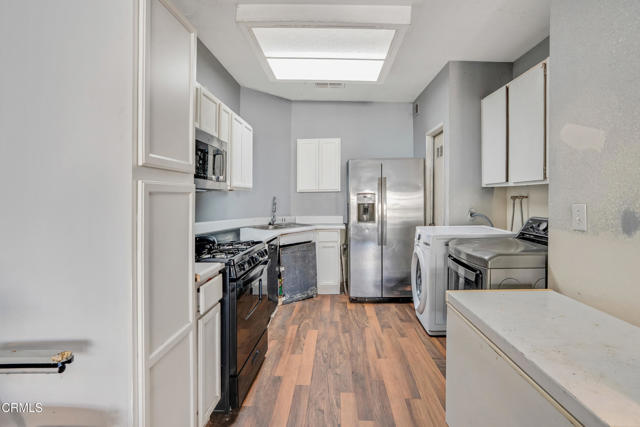 2941 W Hemlock Street, Oxnard CA: https://media.crmls.org/mediaz/b9fe23f4-5f55-4891-a126-8264ea5a2045.jpg