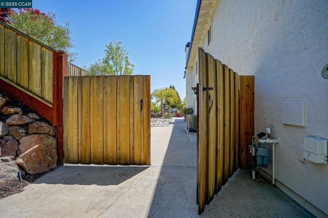 219 Nottingham Pl, Danville CA: https://media.crmls.org/mediaz/b9fea5e6-f95b-4bbe-97bb-4dc2cd75fbbf.jpg