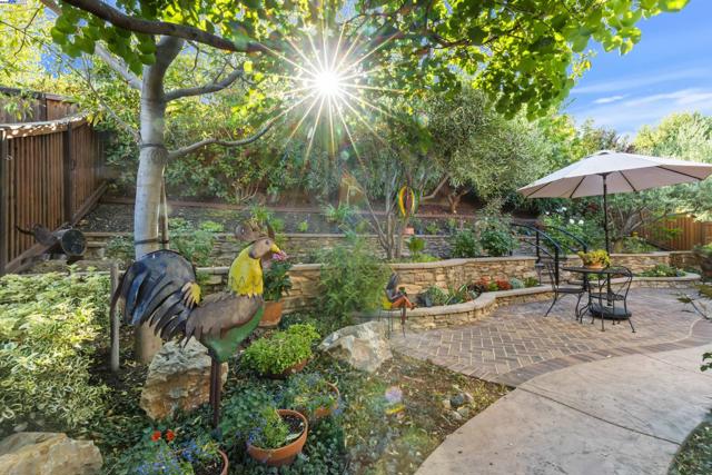 1748 Veneto Ln, Brentwood CA: https://media.crmls.org/mediaz/b9feeca5-1739-4bdf-b8da-995aa2feceb7.jpg