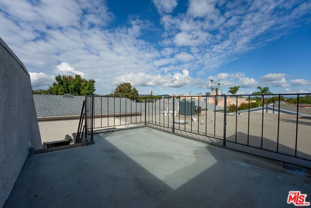 1119 23rd Street, Santa Monica CA: https://media.crmls.org/mediaz/b9ff4e3e-4aae-4caf-b805-3da10fecf3c1.jpg