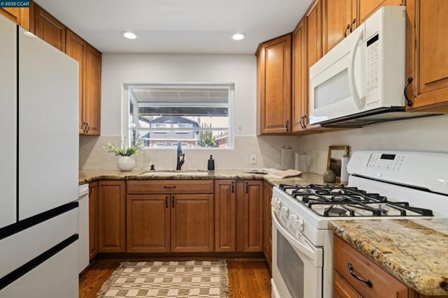 6944 Cedar Ln, Dublin CA: https://media.crmls.org/mediaz/b9ffdd46-edd6-4529-a353-b1d1b3e414ce.jpg