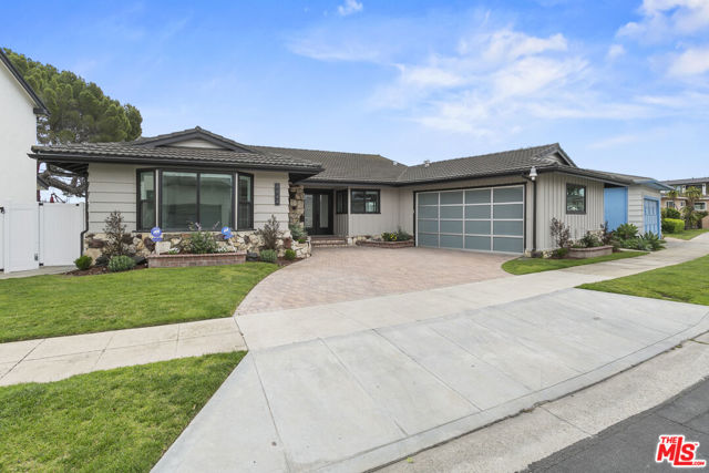 4444 Don Felipe Drive, Los Angeles CA: https://media.crmls.org/mediaz/ba0055a7-b73f-4376-8038-069f81d36f0f.jpg