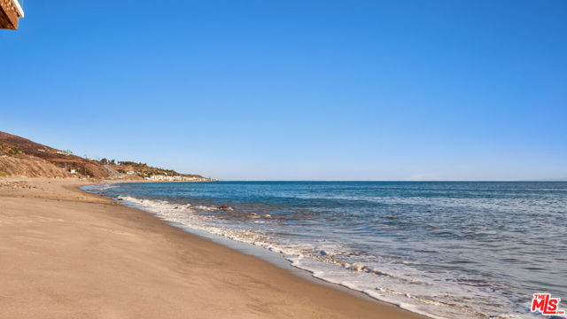 26050 Pacific Coast Highway, Malibu CA: https://media.crmls.org/mediaz/ba00aa36-ce96-4c36-ad38-8a9a05310cdb.jpg