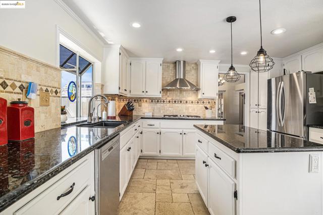 2167 Saint Andrews Ct, Discovery Bay CA: https://media.crmls.org/mediaz/ba012302-7bbc-4730-83b9-b3a84f00ddc5.jpg