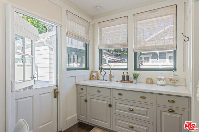 601 S Hudson Avenue, Pasadena CA: https://media.crmls.org/mediaz/ba0128ec-d343-4e57-97f2-c85bcce77cc3.jpg