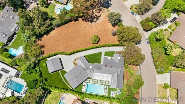 2975 Woodford Drive, La Jolla CA: https://media.crmls.org/mediaz/ba01bbee-1ba9-4172-8a30-3a9000ff6e8e.jpg