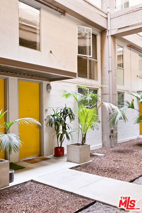1130 S Flower Street, Los Angeles CA: https://media.crmls.org/mediaz/ba01e168-8f89-48ff-a937-1171c714cd6a.jpg
