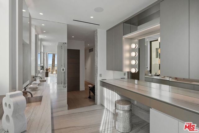 938 -940 Palisades Beach Road, Santa Monica CA: https://media.crmls.org/mediaz/ba024853-c810-449e-9f59-e015d1ea558f.jpg